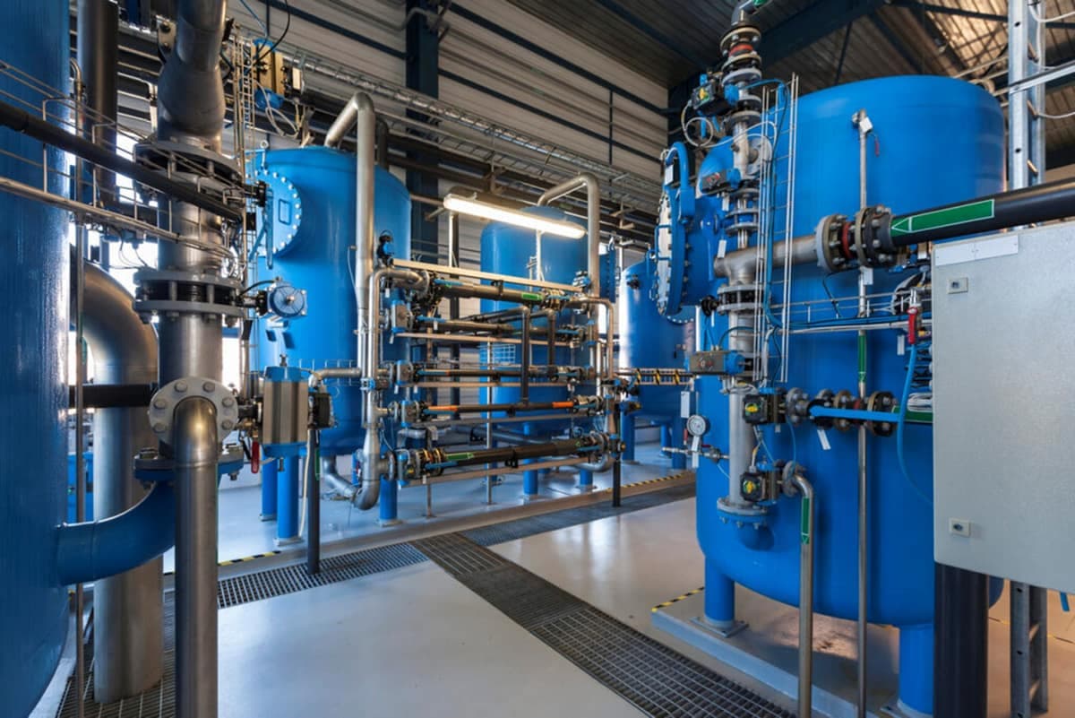 FR Compression process facility — blue vessels and piping